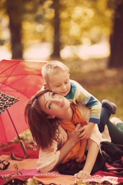 Mãe e filho no parque de outono — Fotografia de Stock