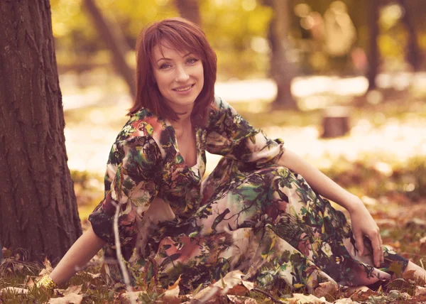 Woman in autumn park — Stock Photo, Image