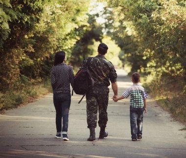 Aile ve askeri üniformalı asker