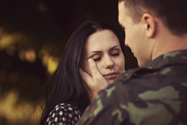 Üzgün kadın ve asker