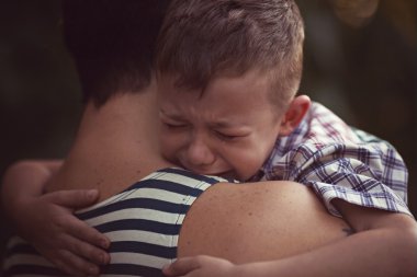 Çocuk ve askeri üniformalı asker