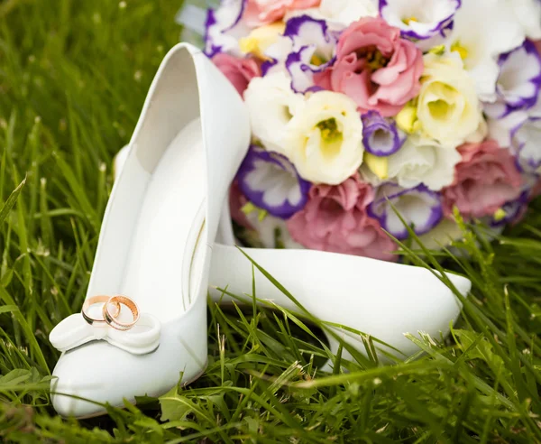 Wedding shoes with a bouquet — Stock Photo, Image