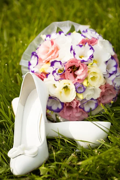 Wedding shoes with a bouquet — Stock Photo, Image