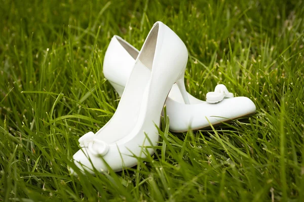 Жіноче біле весільне взуття — стокове фото