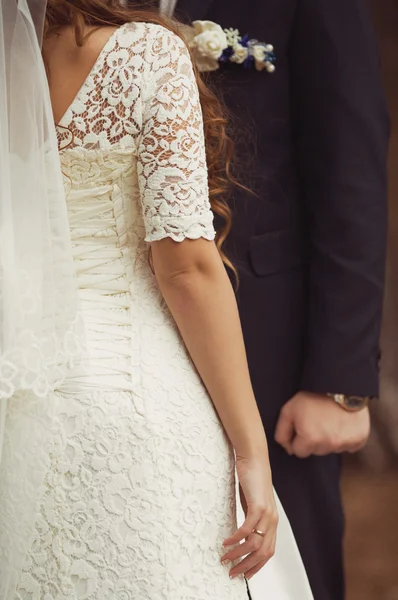 Bride and groom in park — Stock Photo, Image