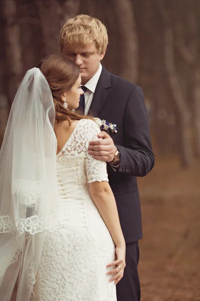 Bride and groom on their wedding day — Stock Photo, Image