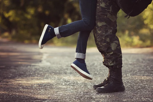 Frau und Soldatenbeine — Stockfoto