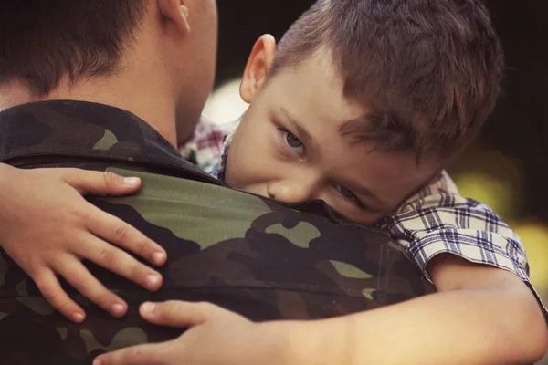 Chłopiec i żołnierz w mundurze wojskowym — Zdjęcie stockowe