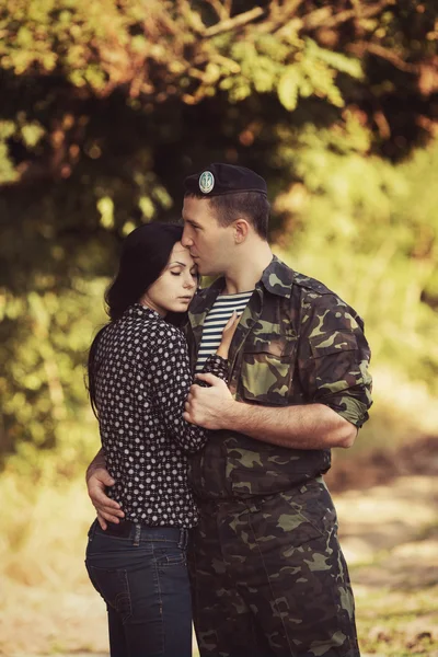 Жінка обійматися солдата — стокове фото