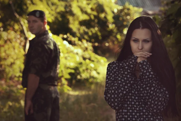 Mulher triste e soldado — Fotografia de Stock