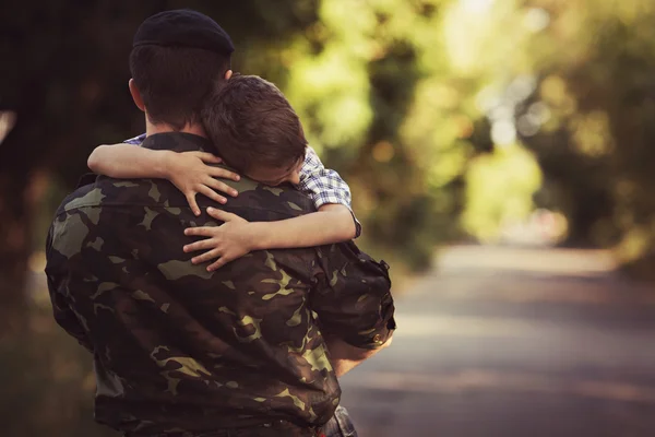 Junge und Soldat in Militäruniform — Stockfoto