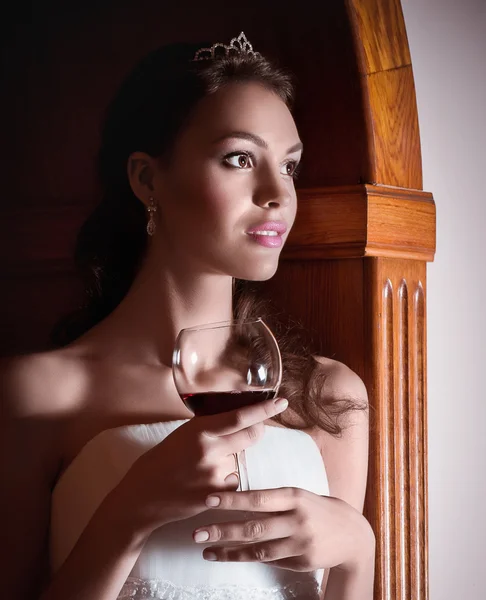 Brunetka dziewczynka przy lampce wina — Zdjęcie stockowe