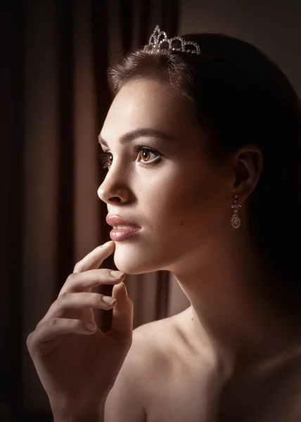 Mujer con maquillaje y joyas —  Fotos de Stock