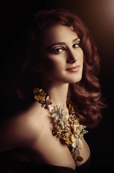 Mode kvinna i smycken — Stockfoto