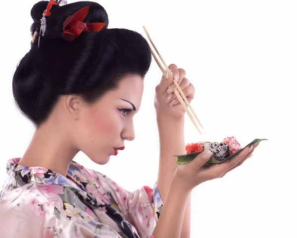 Japansk kvinna med sushi — Stockfoto