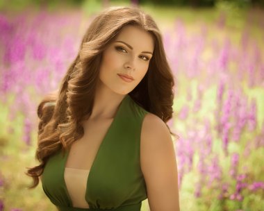 Bahar bahçesindeki kadın