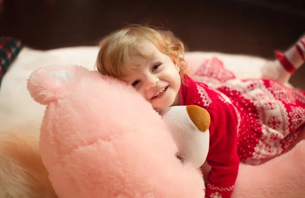 Pembe bir oyuncak ayı ile küçük kız — Stok fotoğraf