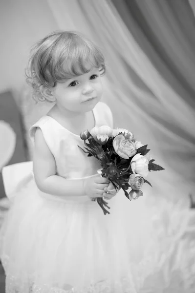 Bella bambina con fiori — Foto Stock