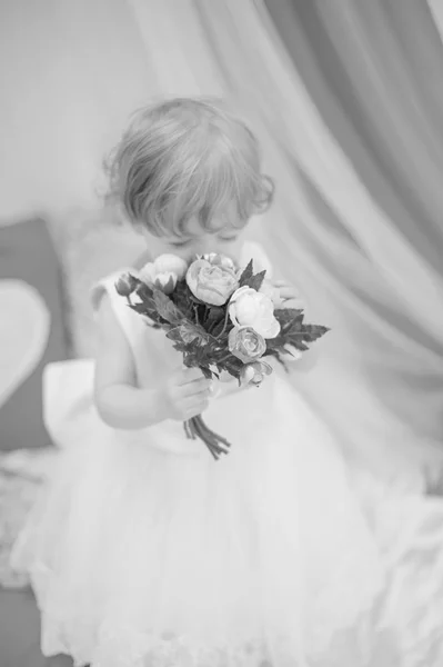 Bella bambina con fiori — Foto Stock