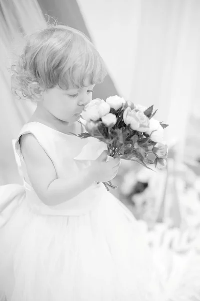 Krásná holčička s květinami — Stock fotografie