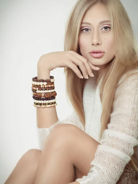 Ragazza sensuale in maglione bianco — Foto Stock