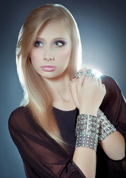 Mujer con maquillaje en joyería de lujo —  Fotos de Stock