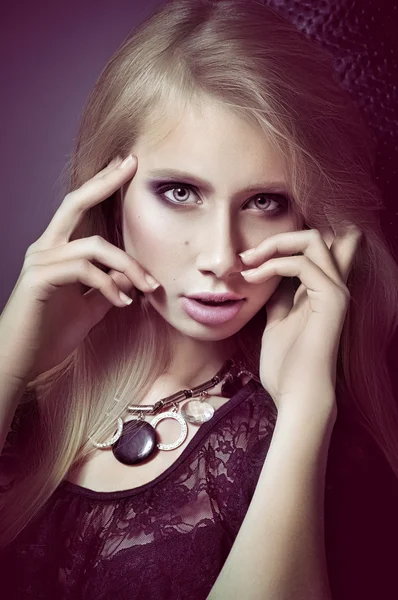 Mujer con maquillaje en joyería de lujo — Foto de Stock