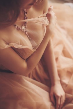 Kız pembe şifon elbise