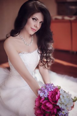 Gelin holding gelin buketi