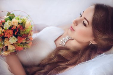 Gelin holding gelin buketi