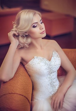 Gelin şık makyaj ile