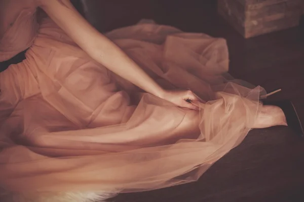 Fille dans une robe en mousseline rose — Photo
