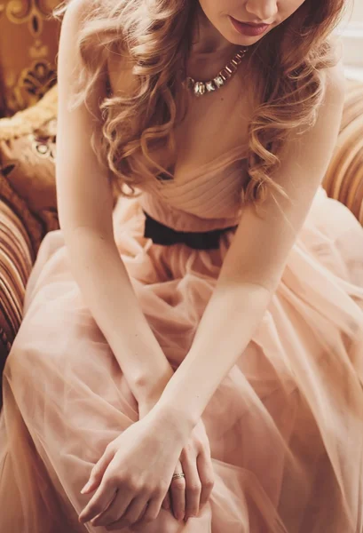 Chica en un vestido de gasa rosa — Foto de Stock