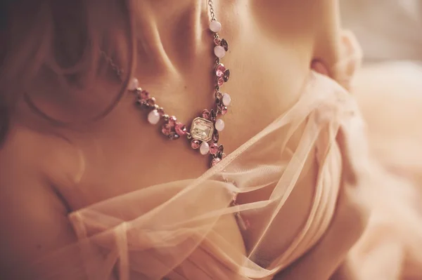 ピンクのシフォン ドレスの女の子 — ストック写真