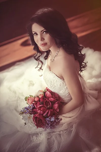 Sposa in possesso di bouquet da sposa — Foto Stock