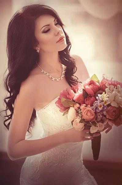 Sposa in possesso di bouquet da sposa — Foto Stock