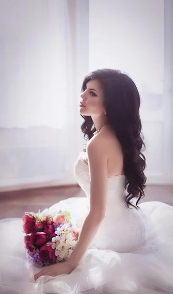 Sposa in possesso di bouquet da sposa — Foto Stock