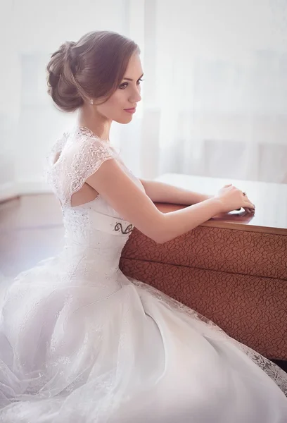 Hermosa novia en vestido blanco — Foto de Stock