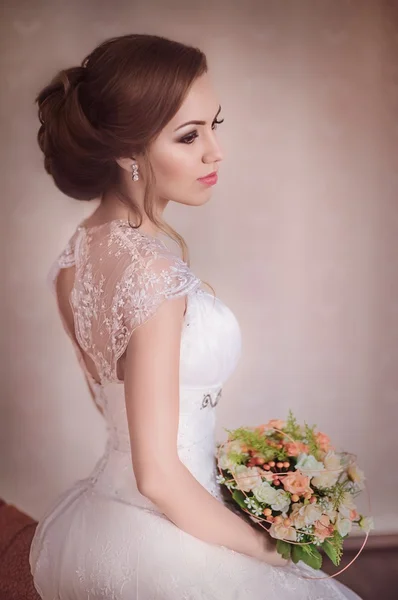 Bride holding bridal bouquet — Stock Photo, Image