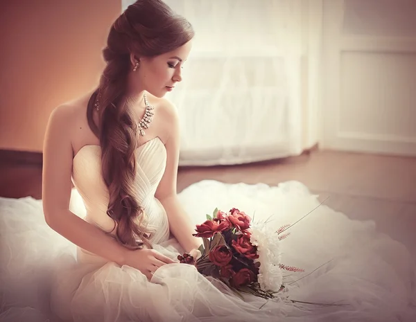 Noiva segurando buquê de noiva — Fotografia de Stock