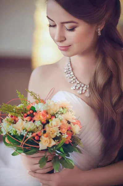 Sposa in possesso di bouquet da sposa — Foto Stock