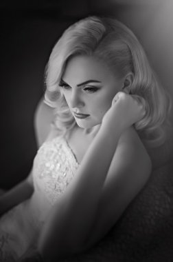 Beyaz elbiseli şık makyaj gelinle