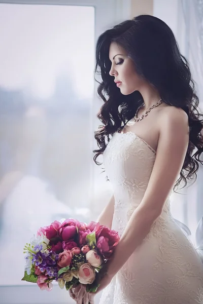 Sposa in possesso di bouquet da sposa — Foto Stock