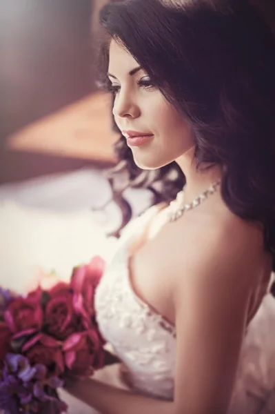 Sposa in possesso di bouquet da sposa — Foto Stock