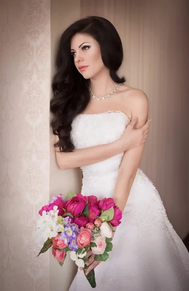 Sposa in possesso di bouquet da sposa — Foto Stock