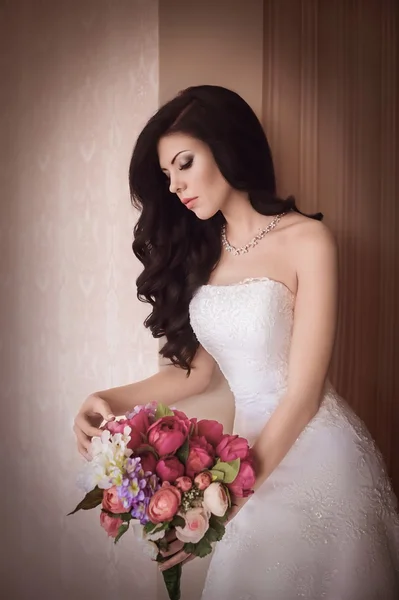 Bride holding bridal bouquet — Stock Photo, Image