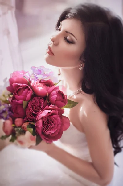 Mariée tenant bouquet nuptial — Photo