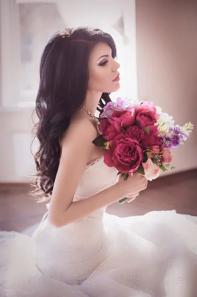 Bride holding bridal bouquet — Stock Photo, Image