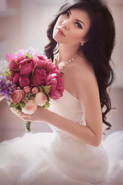 Sposa in possesso di bouquet da sposa — Foto Stock