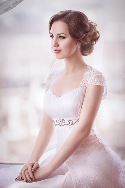 Braut mit stylischem Make-up im weißen Kleid — Stockfoto